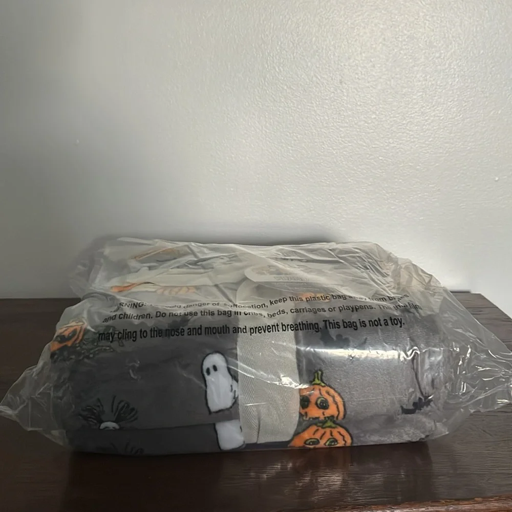 NWT-BERKSHIRE- Peanuts- Snoopy- Halloween- Gray VelvetSoft Blanket 55x70 👻🎃🦇
